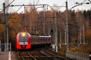 train à l'approche. <span>Photo by <a href="https://unsplash.com/@spinaldog?utm_source=unsplash&amp;utm_medium=referral&amp;utm_content=creditCopyText">Andrey Kremkov</a> on <a href="https://unsplash.com/s/photos/train?utm_source=unsplash&amp;utm_medium=referral&amp;utm_content=creditCopyText">Unsplash</a></span>